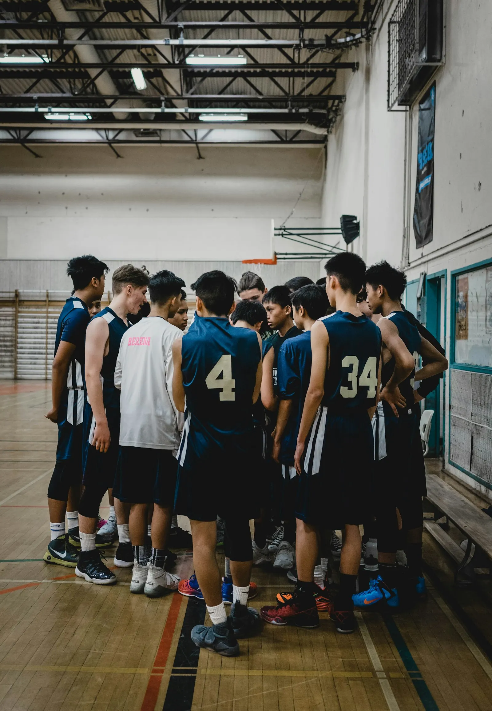Tim basket remaja berkumpul di lapangan indoor